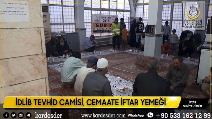 İDLİB TEVHİD CAMİSİ CEMAATE İFTAR YEMEĞİMİZ 05