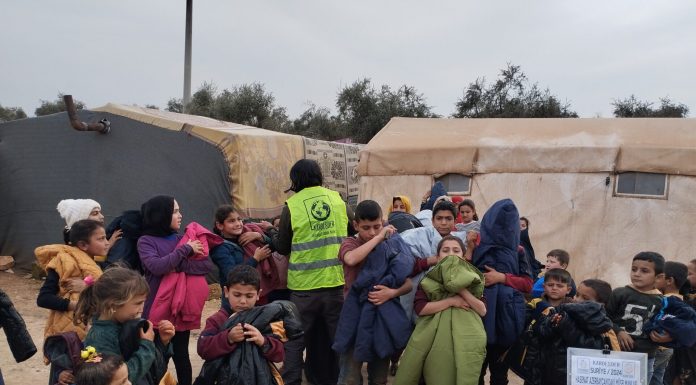 Cadirlarda Kalan Yetimlerimize Sicak Bir Iyilik Mont Bagisi