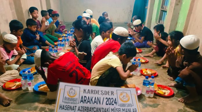 Arakanli Yetimler Icin Iftar Vakti